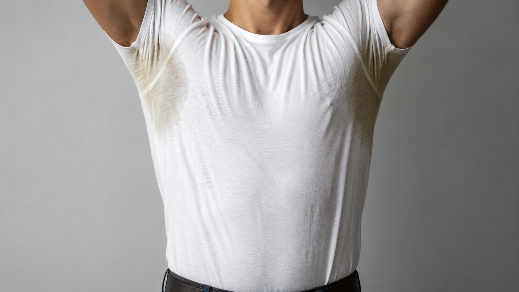 T-shirt blanc avec auréoles de transpiration sous les bras